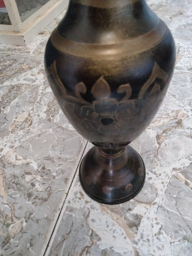 Vaso in metallo dorato nero