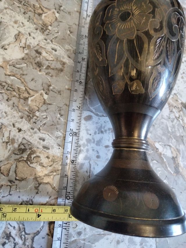 Vaso in metallo dorato nero