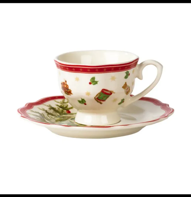 Tazzine da caffè con decorazioni natalizie