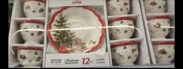 Tazzine da caffè con decorazioni natalizie