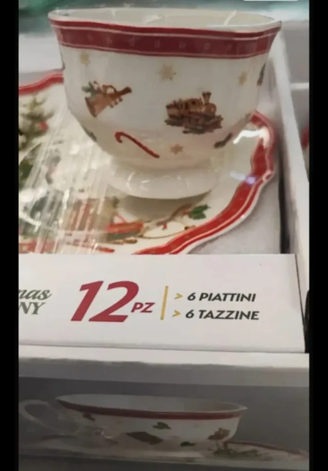 Tazzine da caffè con decorazioni natalizie