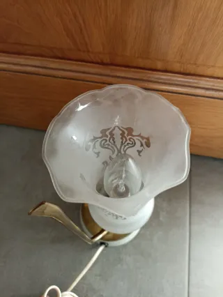 Lámpara de mesa antigua dorada y blanca