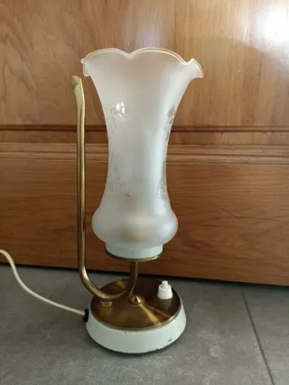Lámpara de mesa antigua dorada y blanca