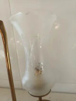 Lámpara de mesa antigua dorada y blanca