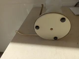 Lámpara de mesa antigua dorada y blanca