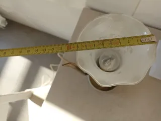 Lámpara de mesa antigua dorada y blanca