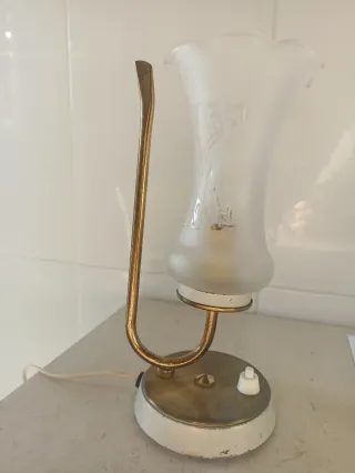 Lámpara de mesa antigua dorada y blanca