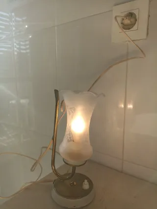 Lámpara de mesa antigua dorada y blanca
