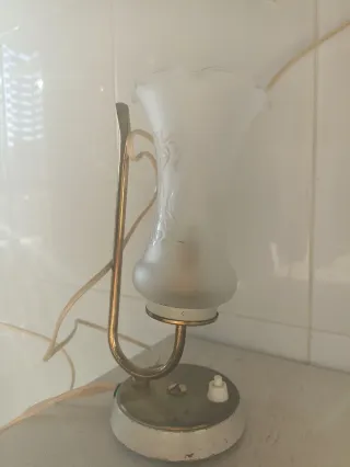 Lámpara de mesa antigua dorada y blanca