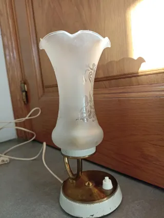 Lámpara de mesa antigua dorada y blanca
