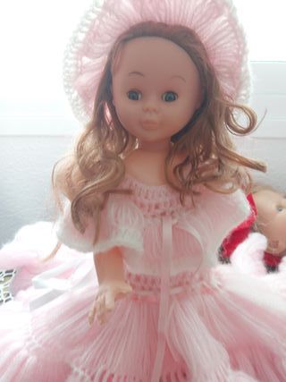 Muñeca con vestido rosa de crochet