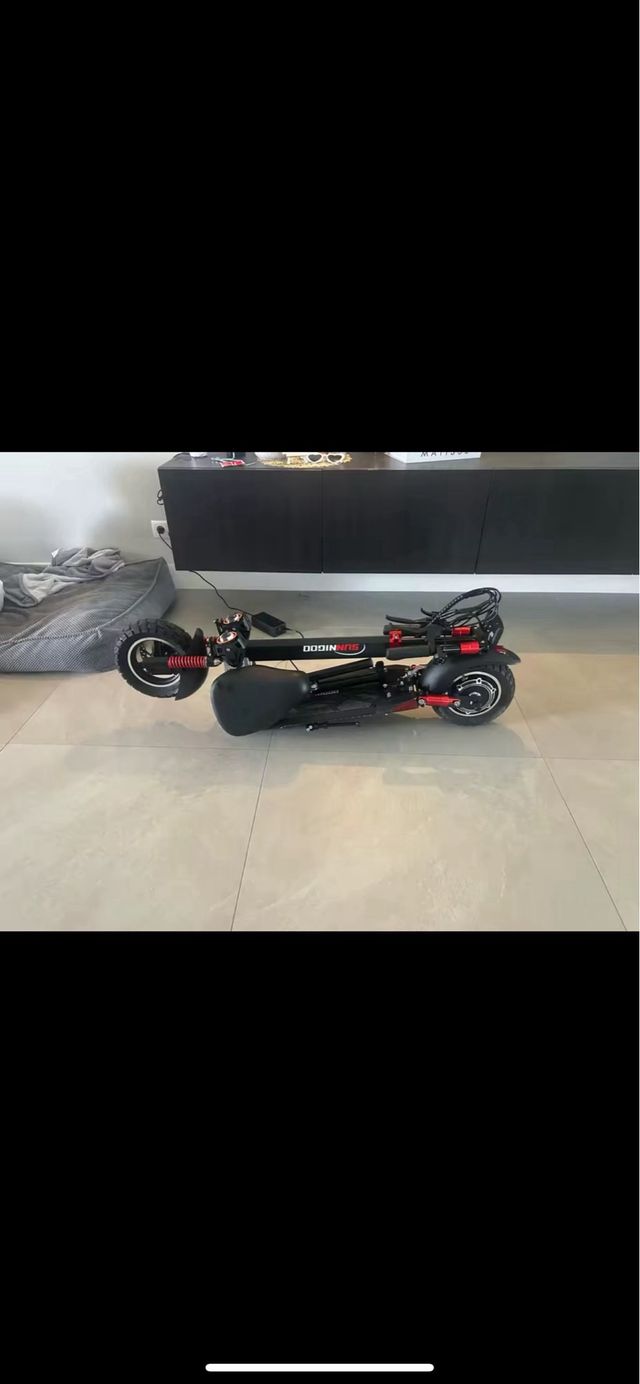 Patinete eléctrico con luces LED esta todo nuevo