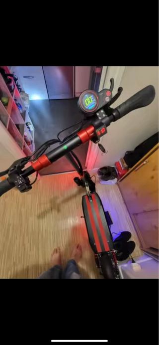 Patinete eléctrico con luces LED esta todo nuevo