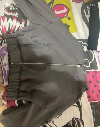 Sudadera gris con cremallera