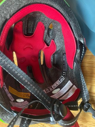 Casco infantil cocodrilo