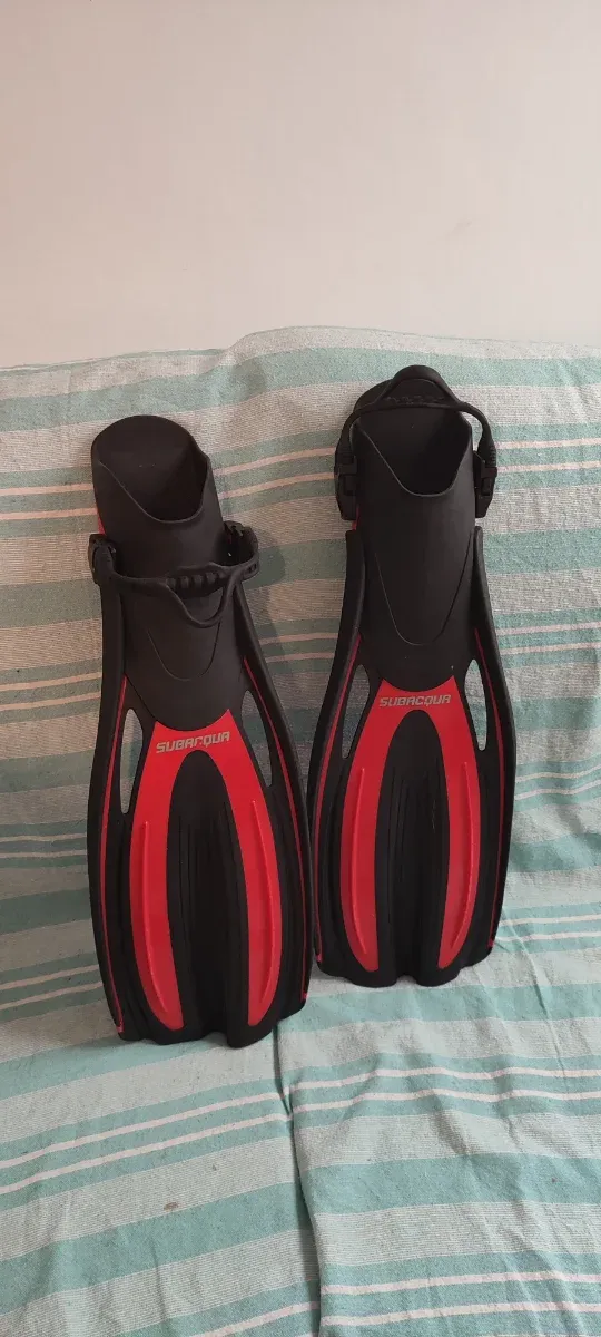 Aletas Subaqua Negras y Rojas