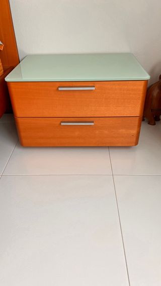 Letto matrimoniale con tavoli in legno e vetro