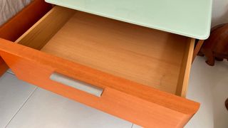 Letto matrimoniale con tavoli in legno e vetro