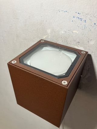 Lampada parete cubo marrone IP54