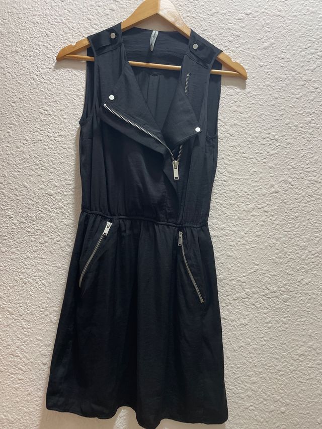 Vestido negro con cremallera y bolsillos