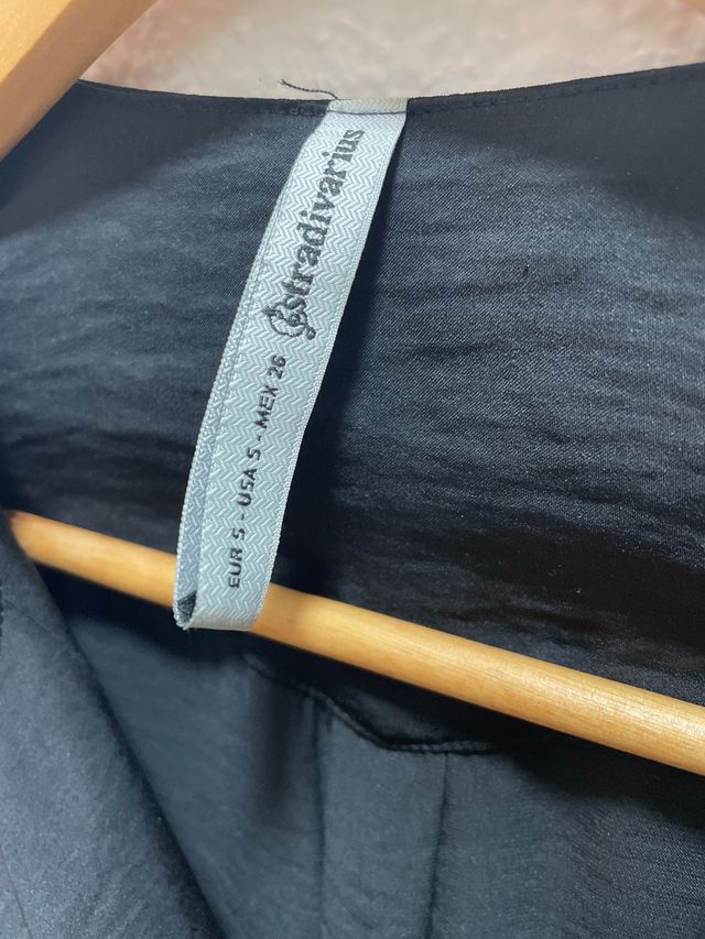 Vestido negro con cremallera y bolsillos