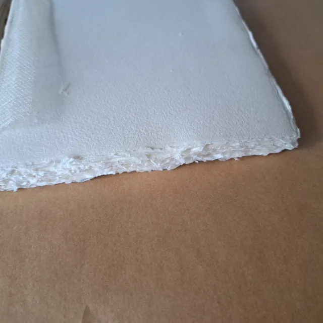 Papel artesano cosido y encolado