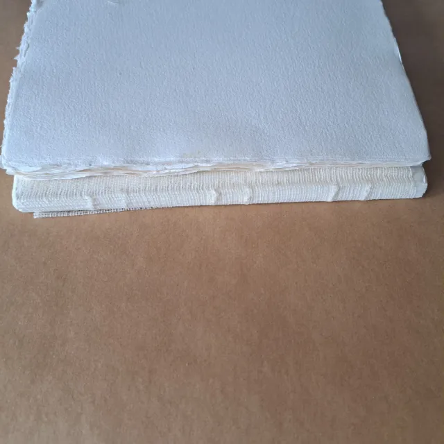 Papel artesano cosido y encolado