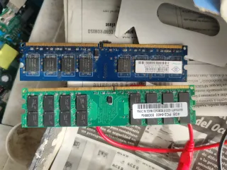 Módulos RAM DDR2, 1 de  4GB PC2-6400+ 1GB PC2-5300