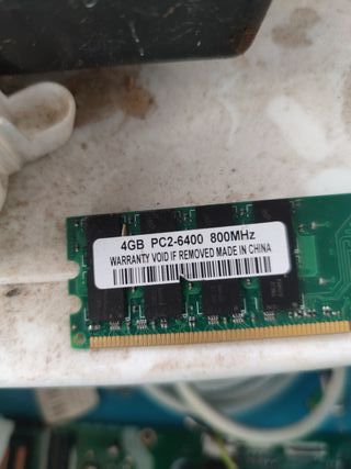 Módulos RAM DDR2, 1 de  4GB PC2-6400+ 1GB PC2-5300