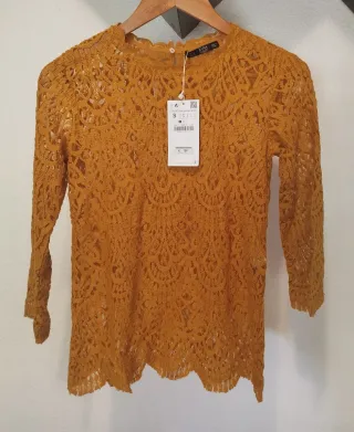 Blusa Zara encaje mostaza talla S
