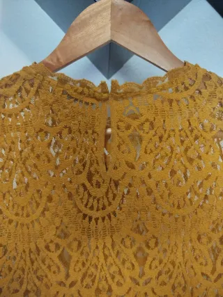 Blusa Zara encaje mostaza talla S