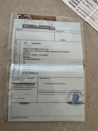 Remolque de coche con lona azul