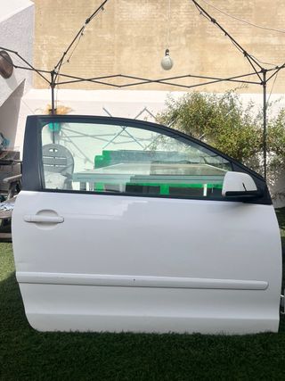 Puerta de coche blanca Volwagent polo 2005