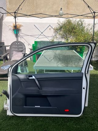 Puerta de coche blanca Volwagent polo 2005