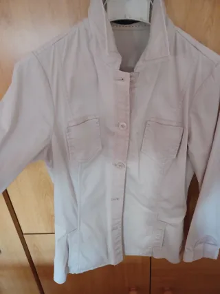 Sahariana mujer entallada beige de Yera