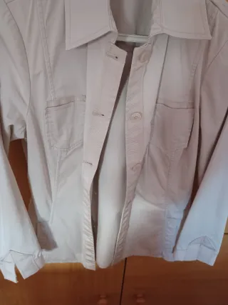 Sahariana mujer entallada beige de Yera