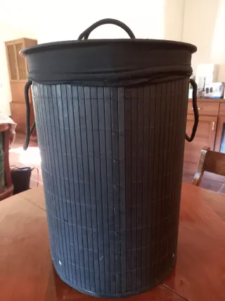 Cesto de bambú y tela negro