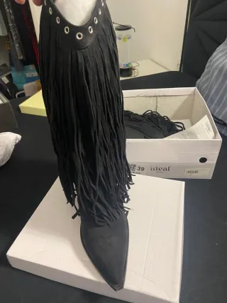 Botines Ideal Shoes negros con flecos