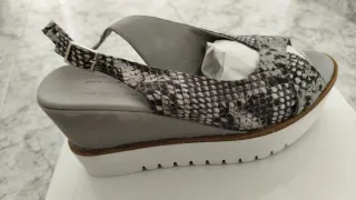 Vendo Mayor sandalias y zapatos