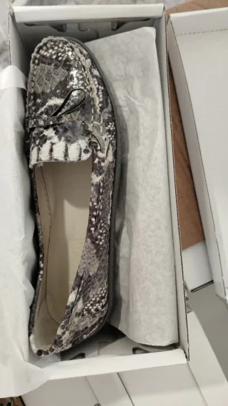 Vendo Mayor sandalias y zapatos