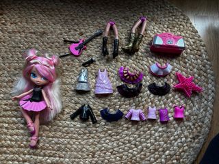 Bratz con ropa y accesorios