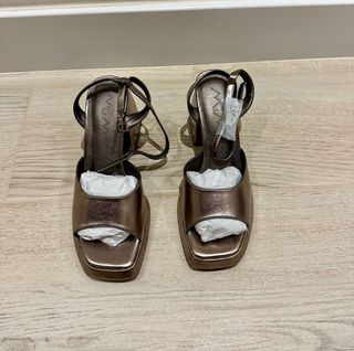 Sandalias MIM doradas y plateadas