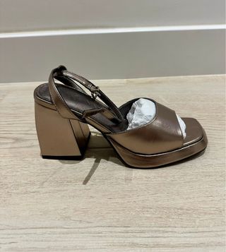 Sandalias MIM doradas y plateadas