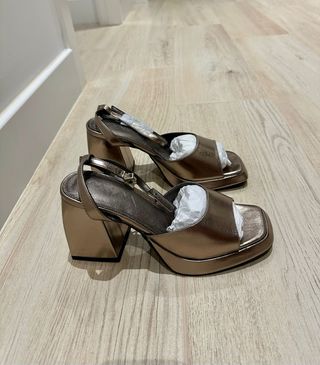 Sandalias MIM doradas y plateadas