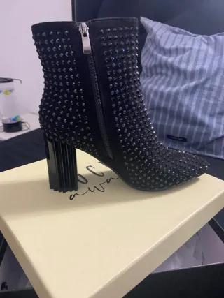 Botines negros brillantes con pedrería