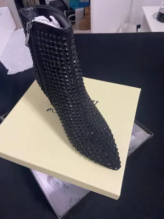 Botines negros brillantes con pedrería