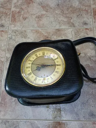 Bolso Negro con Reloj Dorado