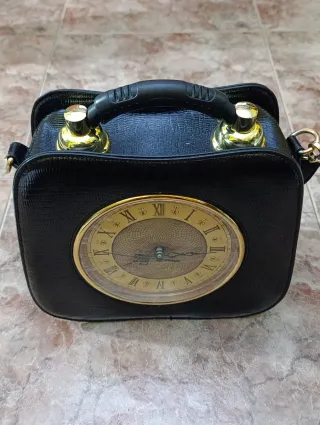 Bolso Negro con Reloj Dorado