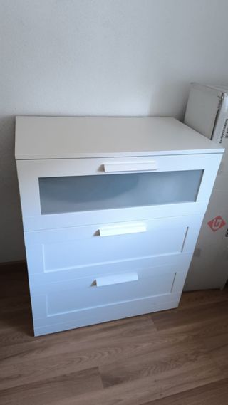 Cassettiera bianca con cassetti e vetro