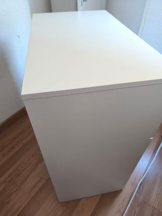 Cassettiera bianca con cassetti e vetro